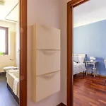 Guesthost - Comfy Near San Giovanni شقة *
