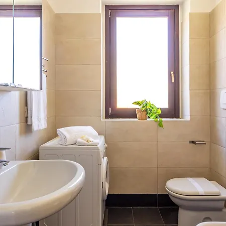 Guesthost - Comfy Near San Giovanni Apartment