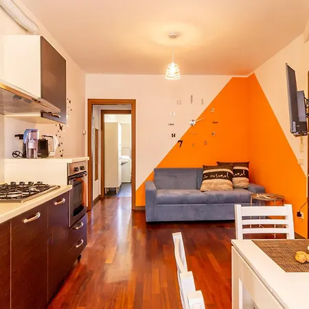 Guesthost - Comfy Near San Giovanni Apartment *